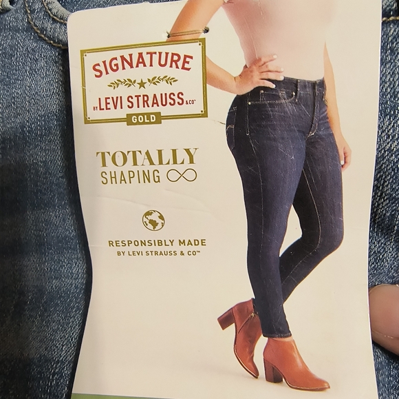 NWT Signature by Levi StraussTotally Shaping mid rise skinny jeans,4L or 27Wx32L - Picture 2 of 10